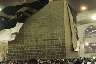 تطاير كسوة الكعبة نتيجة العواصف