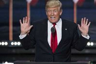 ترمب للأمريكيين : " أنا أو الانهيار"