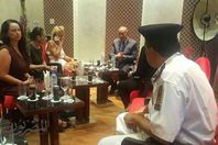 صورة  المحافظ مع أسرة البريطانيين المتوفيين