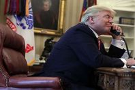 مكالمة هاتفية تفضح ترمب أمام الكاميرات