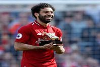 سلمان تدعم صلاح : "واحد رافع راسنا و التاني مجرسنا"