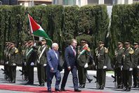 محمود عباس وعزت بيجوفيتش