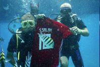 غواصون يتضامنون مع "صلاح" بهذه الطريقة