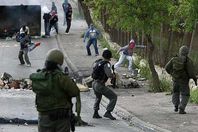 جنود الاحتلال يعتدون على فلسطينيين