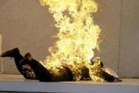 زوجة تشعل النيران في زوجها