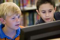 اطفال يشاهدون التلفاز