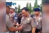 شرطى يجرد من الملابس الرسمية باندونيسيا