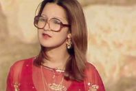 نجمة أغنية "مستنياك" الفنانة المعتزلة عزيزة جلال