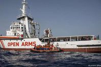 سفينة اللاجئين