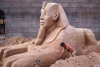 التمثال الجديد