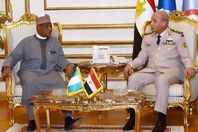 الفريق أول محمد زكي، وزير الدفاع ومنصور محمد دان علي، وزير الدفاع النيجيري