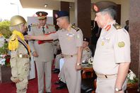 وزير الدفاع يشهد الاحتفال بتخريج دفعات جديدة من المعاهد الصحية