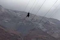 الفتاة العلقة في التلفريك