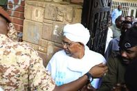 الظهور لأول للبشير مرة منذ الإطاحة به