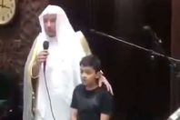 طفل يترجم لوالده خطبة الجمعة