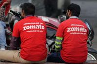 عمال التوصيل في مطعم بالهند