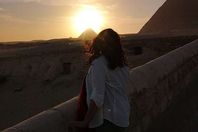 مؤرخة بريطانية تتعرض لرحلة مرعبة داخل هرم "خوفو"