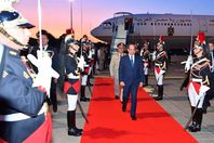 الرئيس السيسي لدى وصوله فرنسا