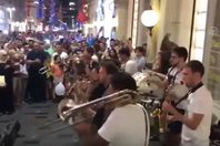 فعل فرقة موسيقية فرنسية عندما سمعت الأذان لأول مرة