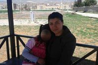 أمينة وابنتها في صورة جمعتهما قبل مقتل الأم على يد طليقها

