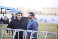 حسن شندي على يسار الصورة