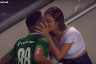 اللاعب وزوجته