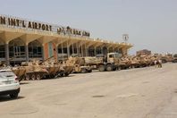 حافلات عسكرية إماراتية أمم مطار عدن الدولي