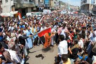 اليمنيين يتظاهرون لطرد الإمارات من التحالف العربي