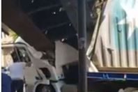 سقوط جسر سكة حديد علي شاحنة