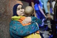 السيدة فايزة، والدة الطفل عبد الرحمن صاحبة أشهر صورة بحادث معهد الأورام