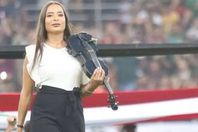 عازفة الكمان