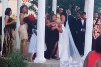 تقتحم حفل الزفاف وتفاجيء العروس بهذا الأمر