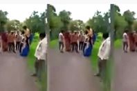 خانت زوجها فعاقبوها بحمله والطواف به في القرية