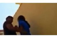 كويتي يلاحق فتاة حتى باب منزلها.. ماذا حدث