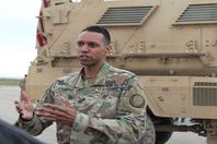 لحظة هروب متحدث التحالف الدولي ببغداد  أثناء سقوط صاروخ