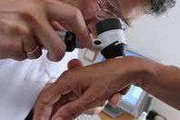 طبيب يكشف على مريض