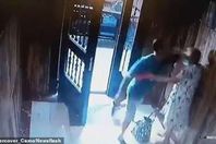 فيديو مروع.. يعتدي بوحشية على امرأة مسنة أثناء سرقة حقيبتها