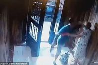 فيديو مروع.. يعتدي بوحشية على امرأة مسنة أثناء سرقة حقيبتها