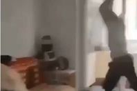 فيديو لأب يسحق ابنه