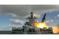 كشف الكرملين، أن البحرية الروسية أجرت مناورات ضخمة قابل سواحل ولاية ألاسكا الأمريكية شملت عشرات السفن الحربية والطائرات المقاتلة.

وجاء ذلك بعد يومين فقط من بدء الجيش الأمريكي تحقيقًا حول ظهور غواصة ن