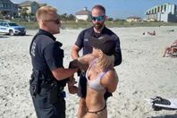 القبض على نجمة شهيرة لارتدائها البيكيني على الشاطئ 
