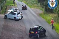 فيديو مروع.. سيارة تصطدم امرأة وتقتل كلبًا