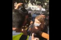 فيديو.. لبنانيون يرشقون وزيرة العدل بالمياه ويطالبونها بالاستقالة
