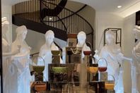 تماثيل لالهة الحب في احد المحال التجارية