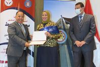 وزير  المالية يكرم الام المثالية
