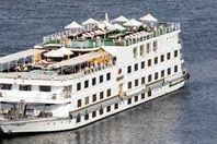 شحوط باخرة سياحية على متنها 55 سائحًا