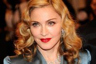 "مادونا" تتبنى طفلتين توأمتين من "ملاوي"