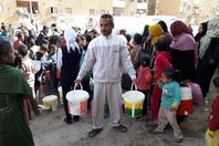 بالصورة..3 مناطق بأسوان تعاني من انقطاع المياه منذ 48 ساعة