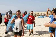 سياح أجانب يجمعون قمامة المصريين بالغردقة