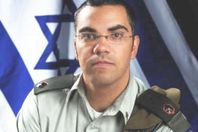 بالصور .. مصري يتوسل لمتحدث الجيش الاسرائيلي لكي يدكوا غزة